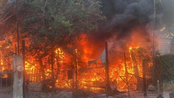 Hombre salva su vida tras incendiarse su hogar