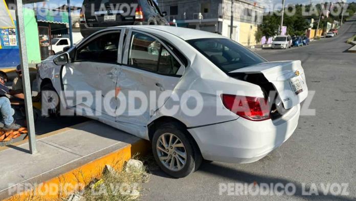 Lesiona en choque a mujer y sus hijos