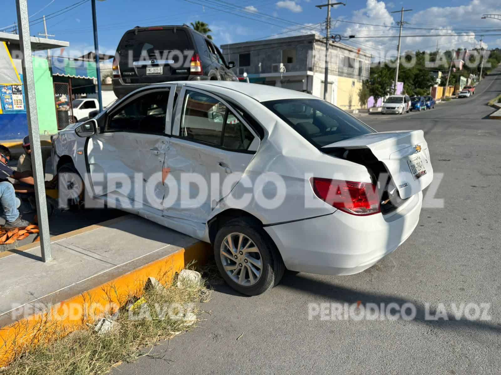 Lesiona en choque a mujer y sus hijos