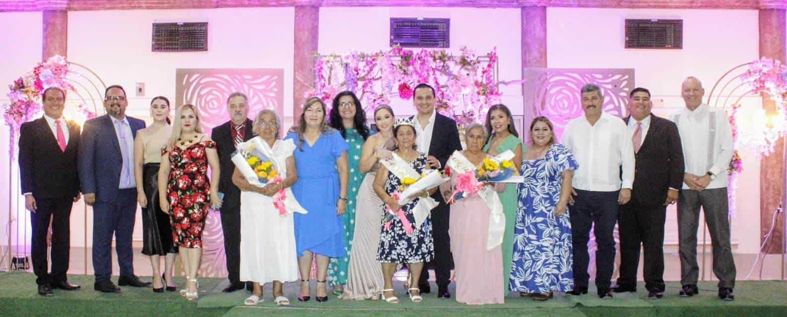 Coronan a Dora Alicia Beza Elizondo como reina del Adulto Mayor 2024 en Nava