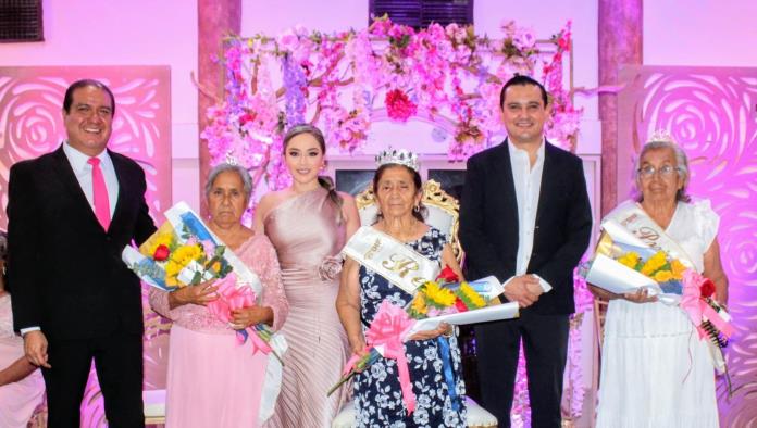 Coronan a Dora Alicia Beza Elizondo como reina del Adulto Mayor 2024 en Nava