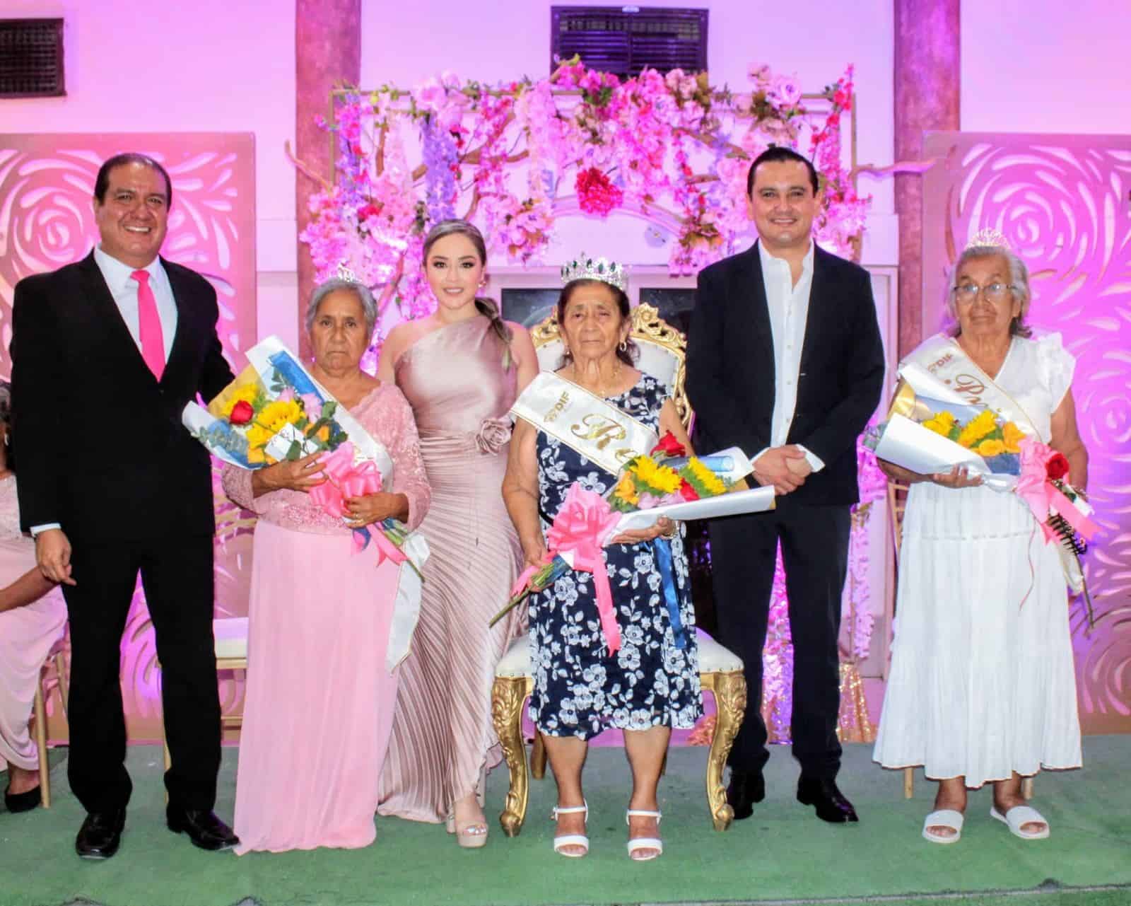 Coronan a Dora Alicia Beza Elizondo como reina del Adulto Mayor 2024 en Nava