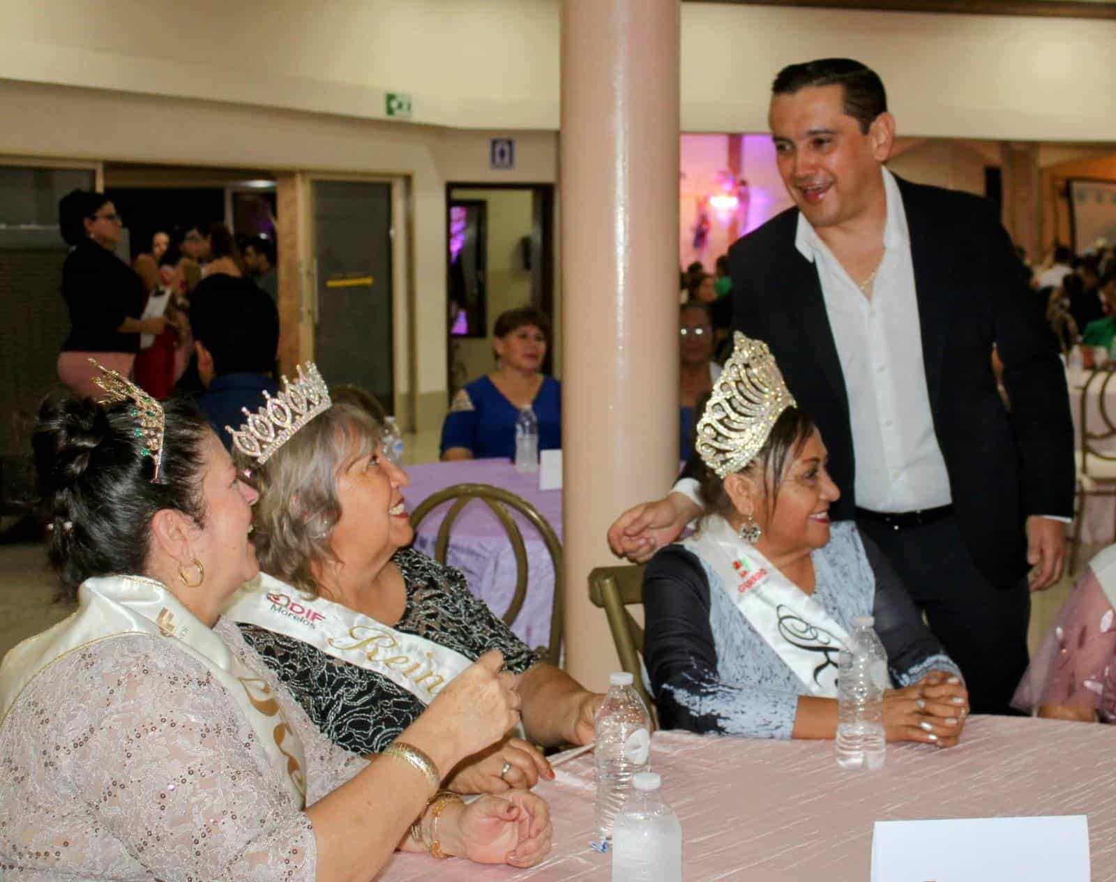 Coronan a Dora Alicia Beza Elizondo como reina del Adulto Mayor 2024 en Nava