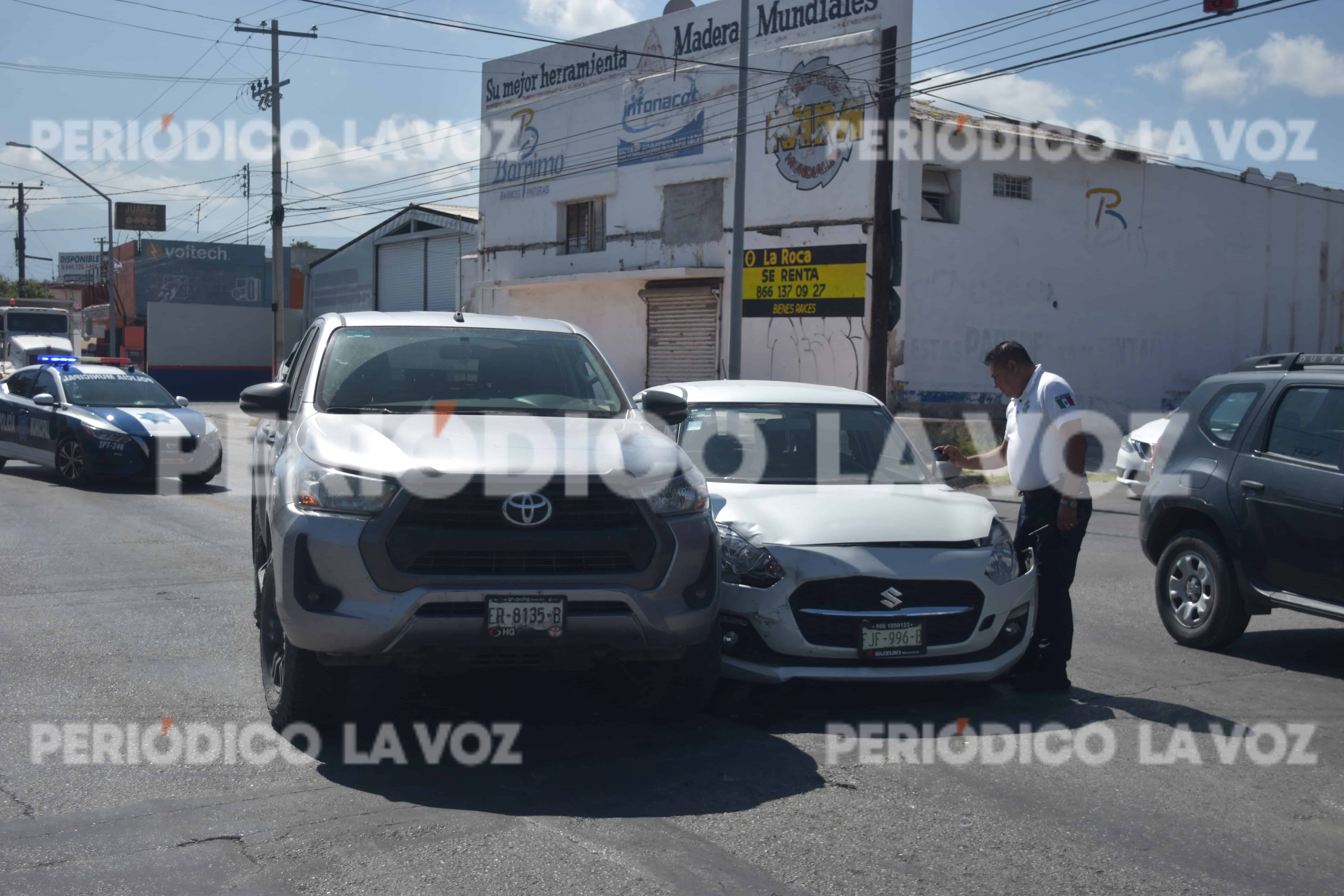 Se pasa rojo y lo choca auto