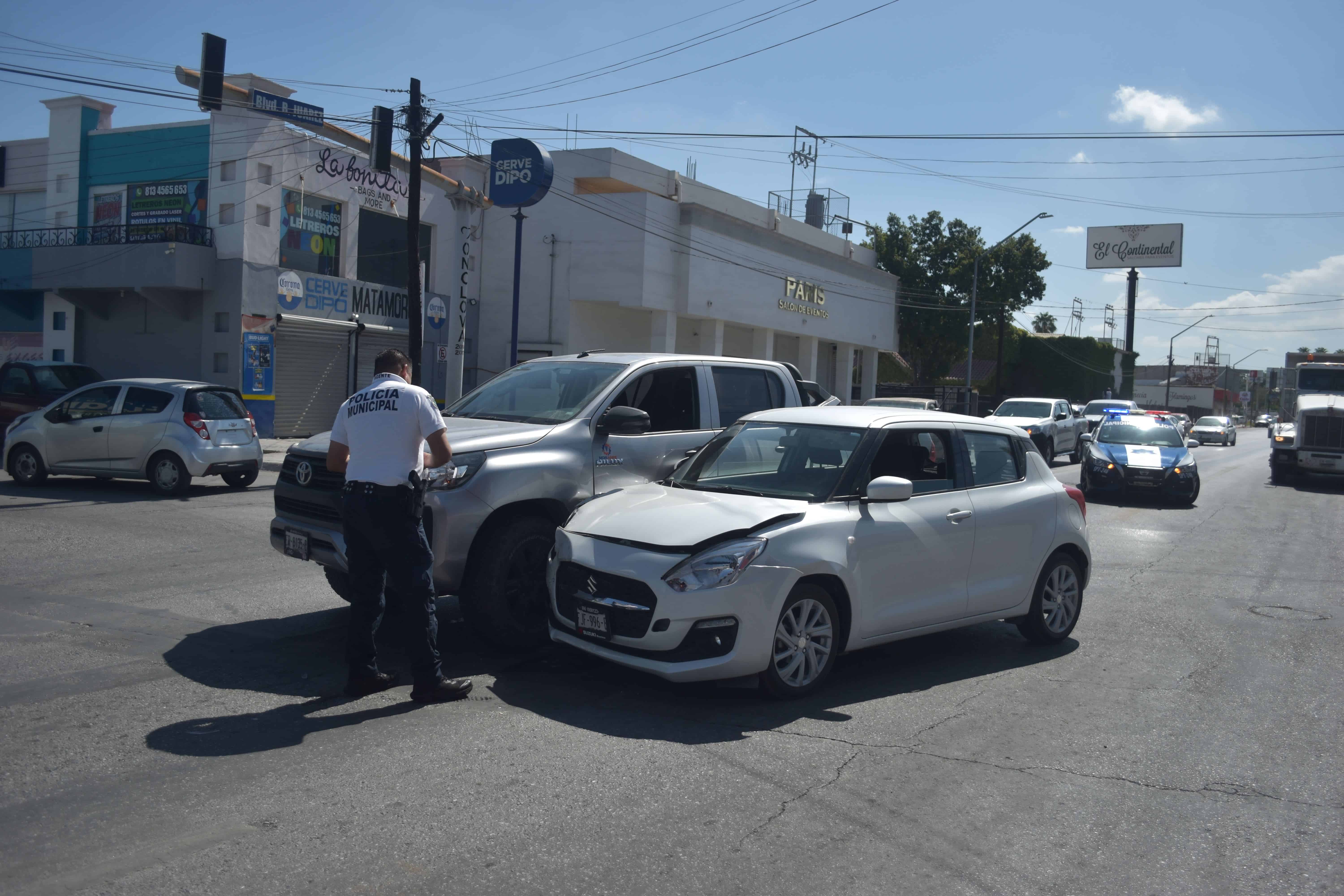 Se pasa rojo y lo choca auto