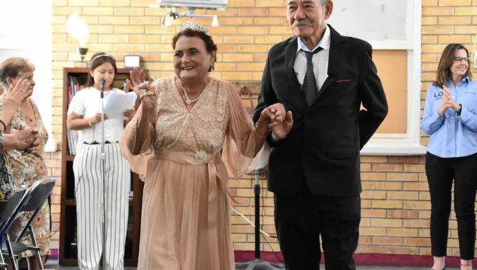 Festejan a la Reina Y Princesa de los Abuelitos