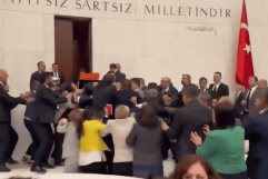 Debate termina en pelea campal en el parlamento de Turquía