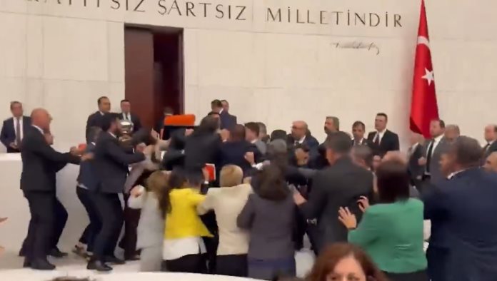 Debate termina en pelea campal en el parlamento de Turquía