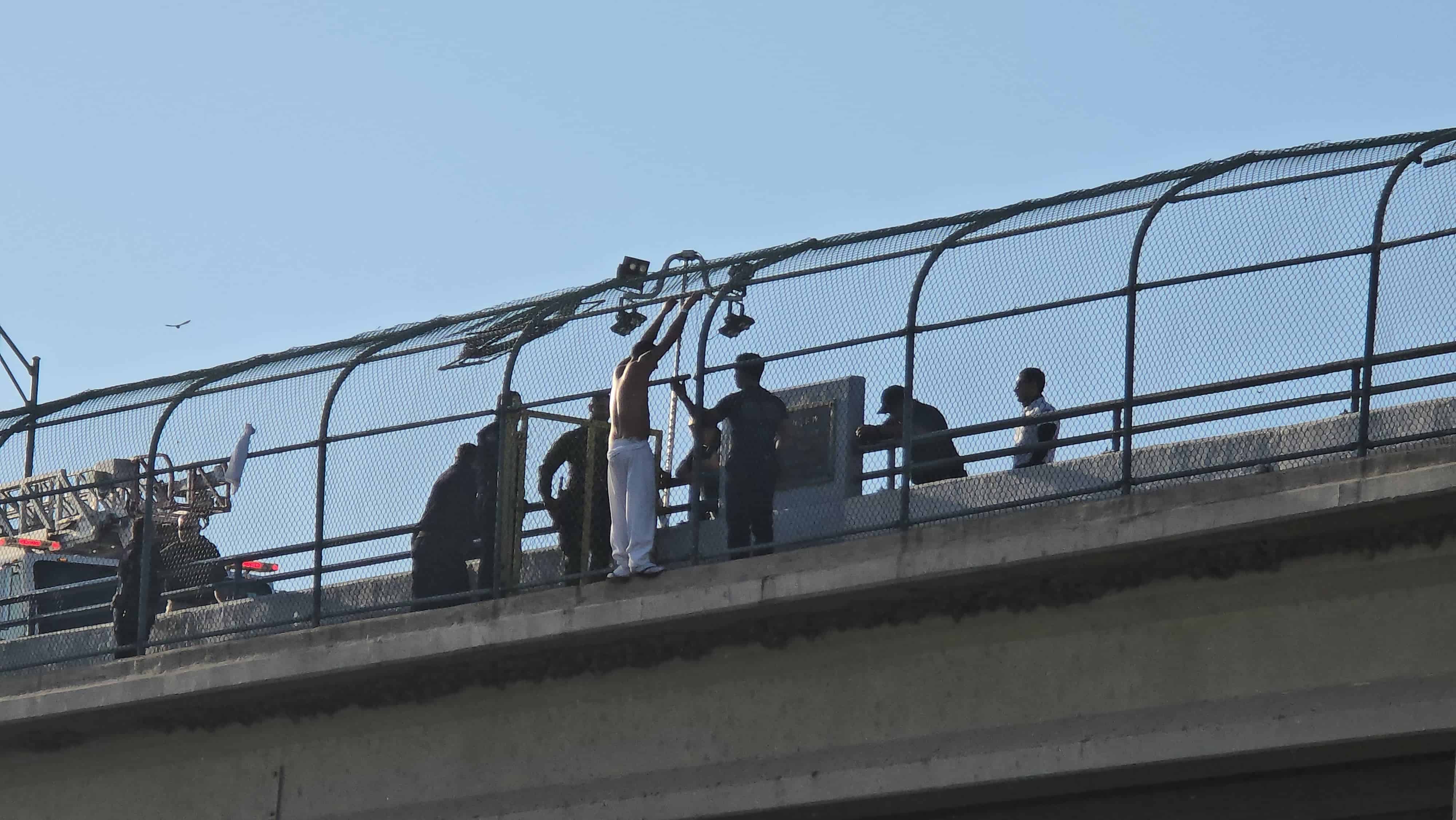 Hombre Intenta Tirarse del Puente Internacional Dos