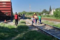 Migrantes evitan exponerse al intenso calor