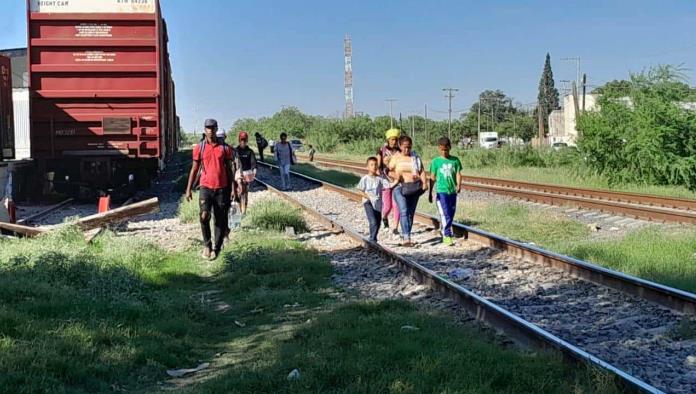 Migrantes evitan exponerse al intenso calor