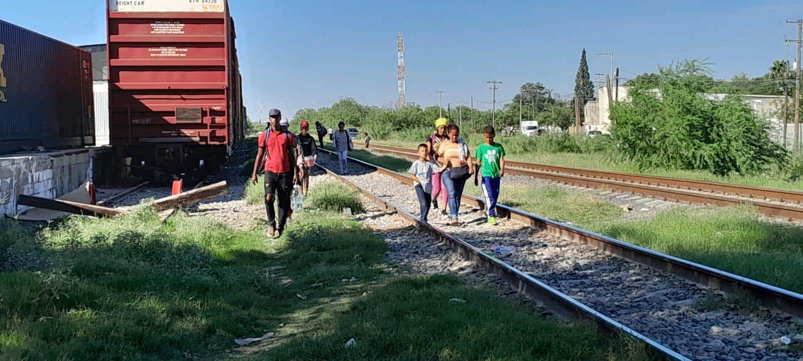 Migrantes evitan exponerse al intenso calor