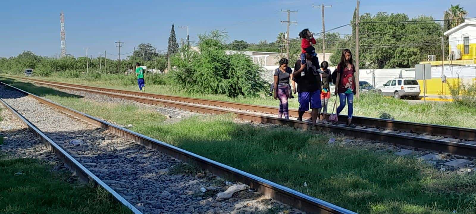 Migrantes evitan exponerse al intenso calor