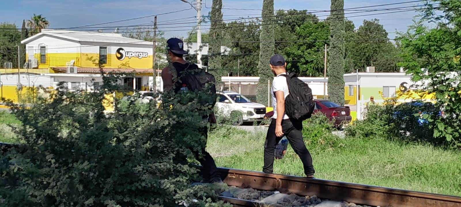 Migrantes evitan exponerse al intenso calor