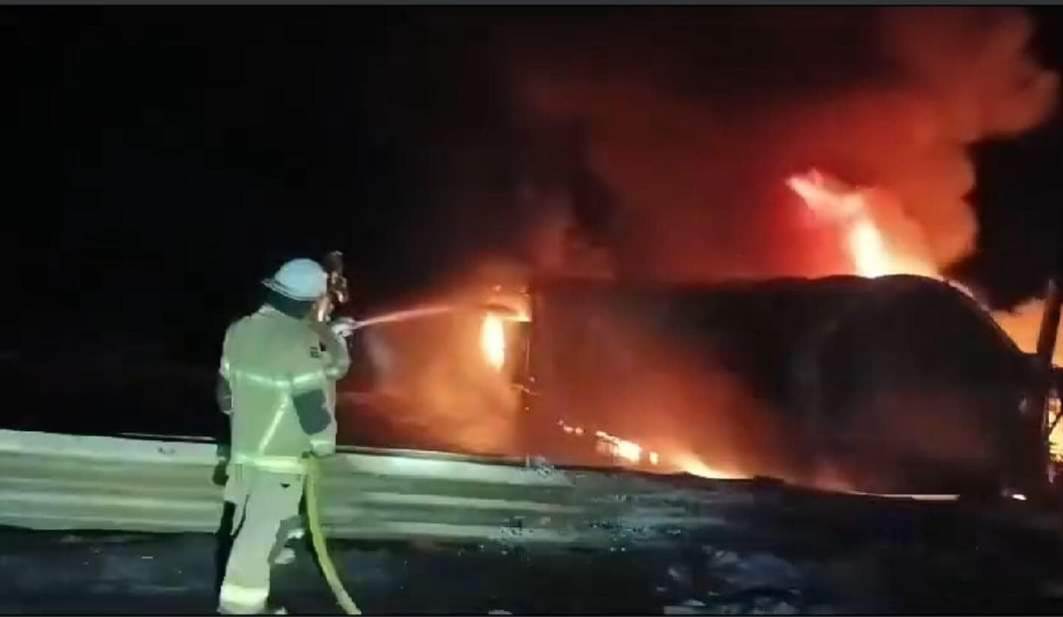 Reabren Carretera Federal 57 en Sabinas Tras Incendio de Pipa