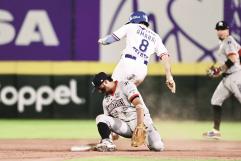 Sufrida victoria de Sultanes empata la serie