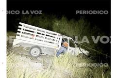 Cae en barranco por esquivar auto