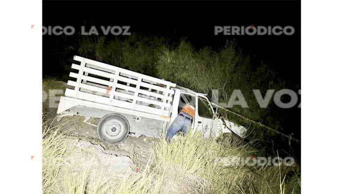 Cae en barranco por esquivar auto