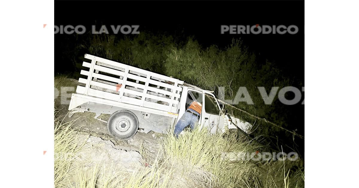 Cae en barranco por esquivar auto