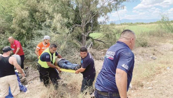 Aparatosa volcadura deja cuatro heridos