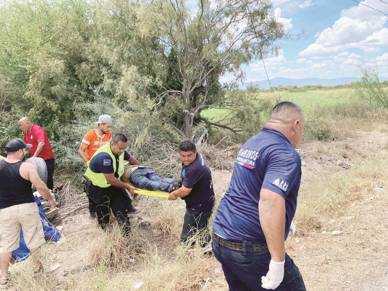 Aparatosa volcadura deja cuatro heridos