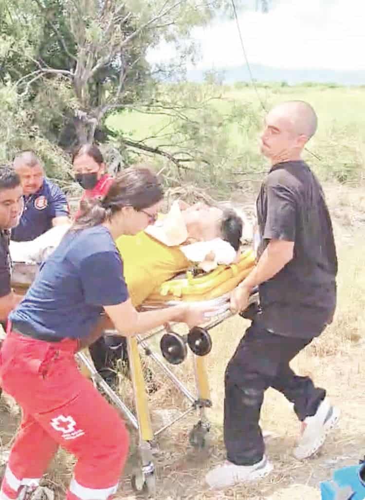 Aparatosa volcadura deja cuatro heridos