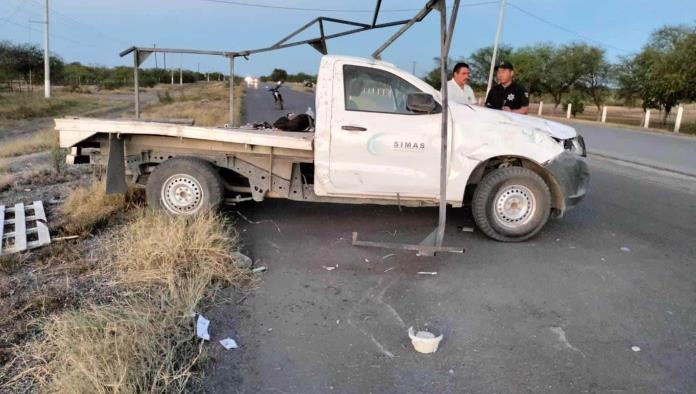 Trabajador de SIMAS Región Carbonífera Resulta Lesionado tras Volcadura en Carretera