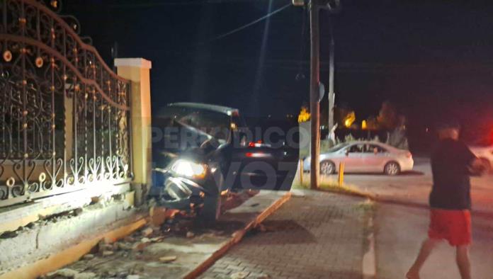 Destroza fachada de domicilio; un joven resulta herido