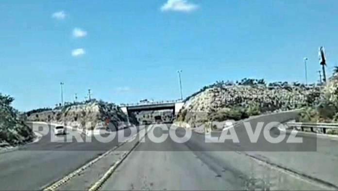 Vuelca Camioneta en la Autopista Premier, Abandonan la Unidad