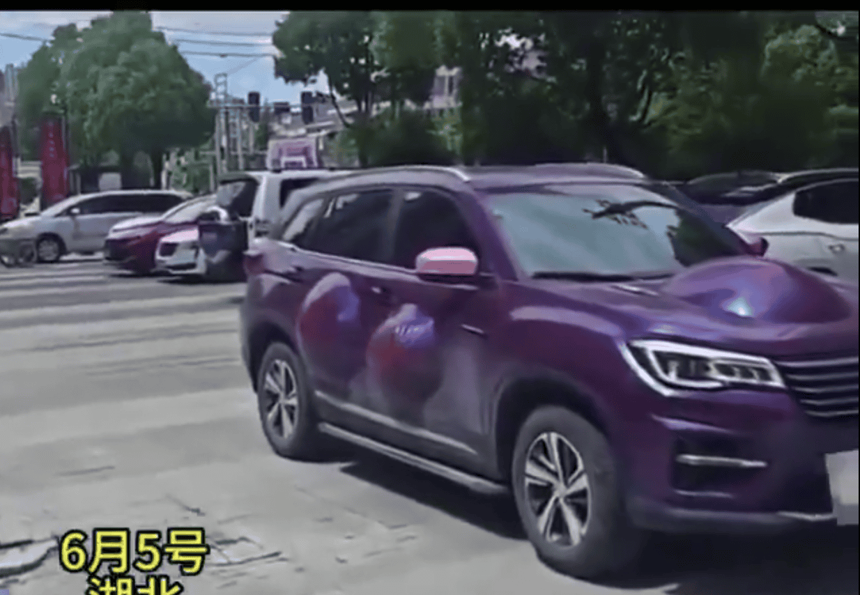 Calor extremo “deforma” los autos en China