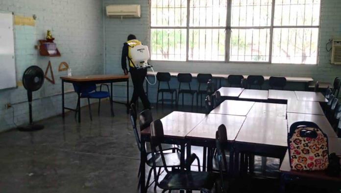 Fumigan escuela Raúl Lemuel B.