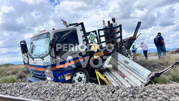 Se le atraviesa al tren conductor de unidad que transportaba tanques de oxígeno