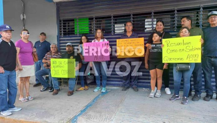 Habitantes de Nueva Rosita se manifiestan en SIMAS Regional por falta de agua