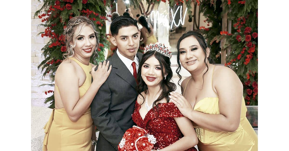 Con sus inseparables hermanos.
