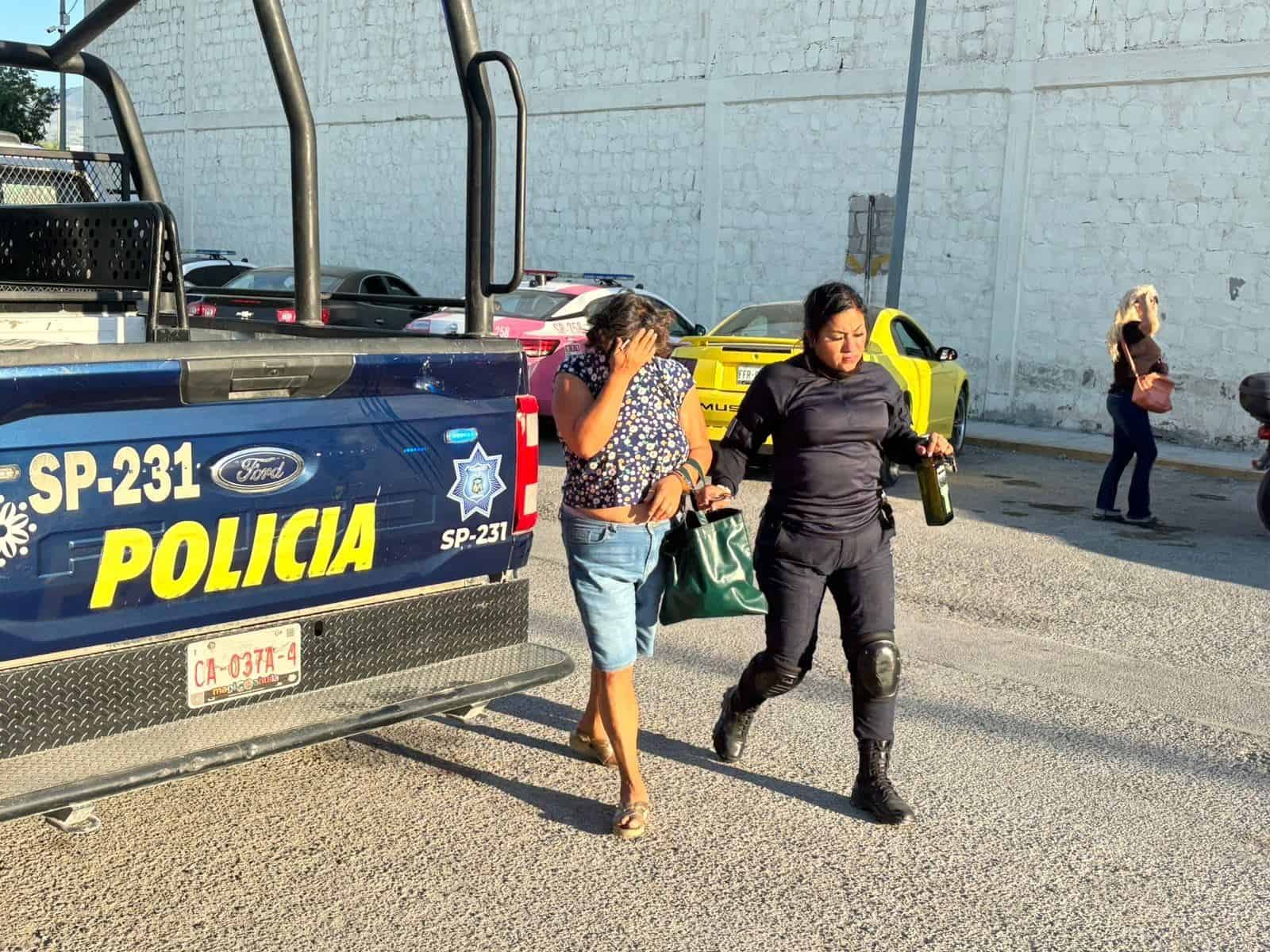 Roba botella whisky en centro comercial