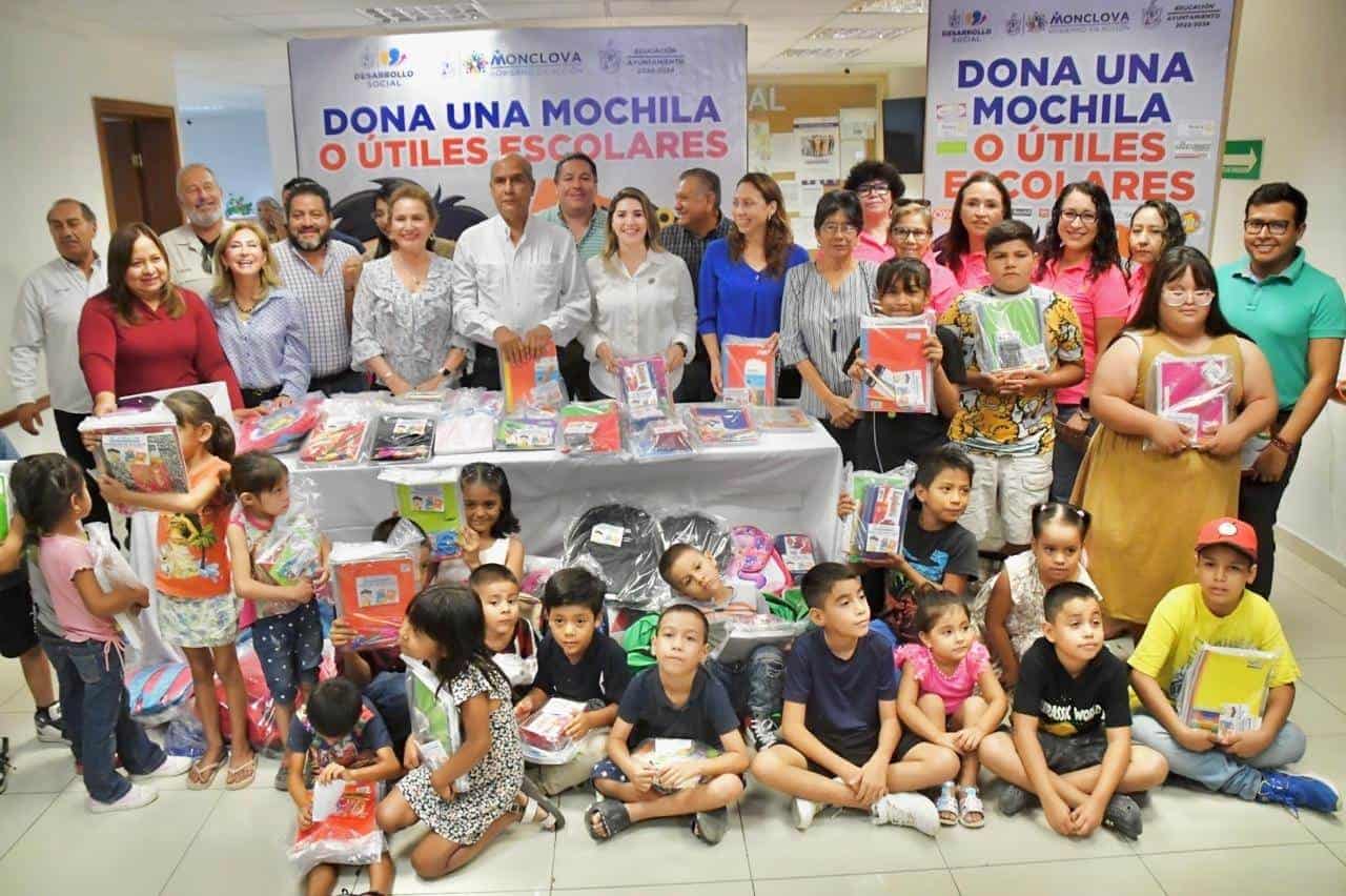 El alcalde Dr. Mario Dávila Delgado encabeza la entrega de útiles escolares y mochilas, resaltando la importancia de la unión para apoyar a los niños en el próximo ciclo escolar.