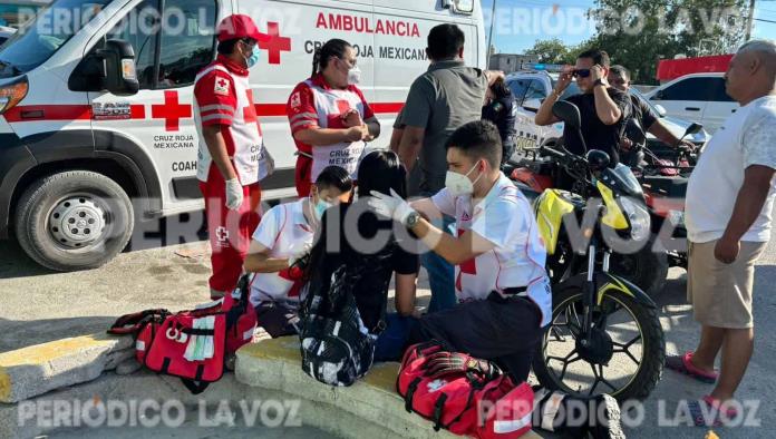 Se le ´mete´ a pareja en moto