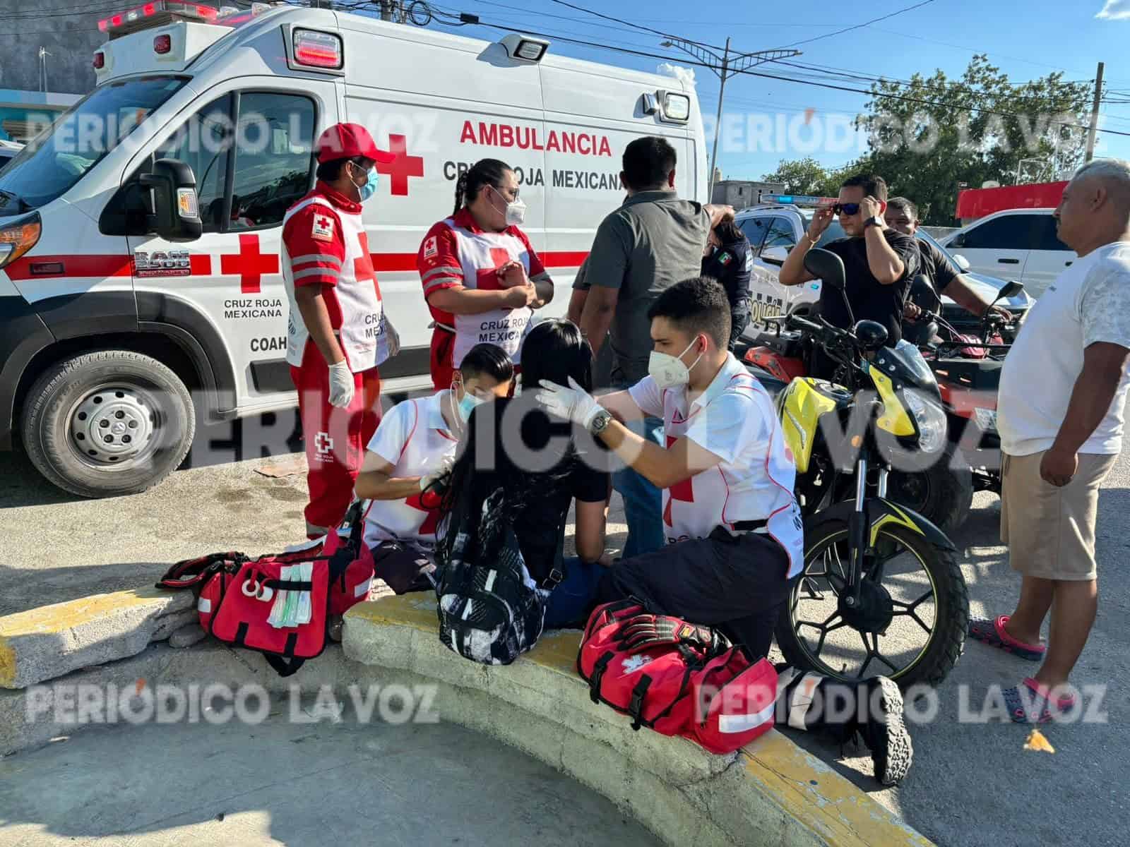 Se le ´mete´ a pareja en moto