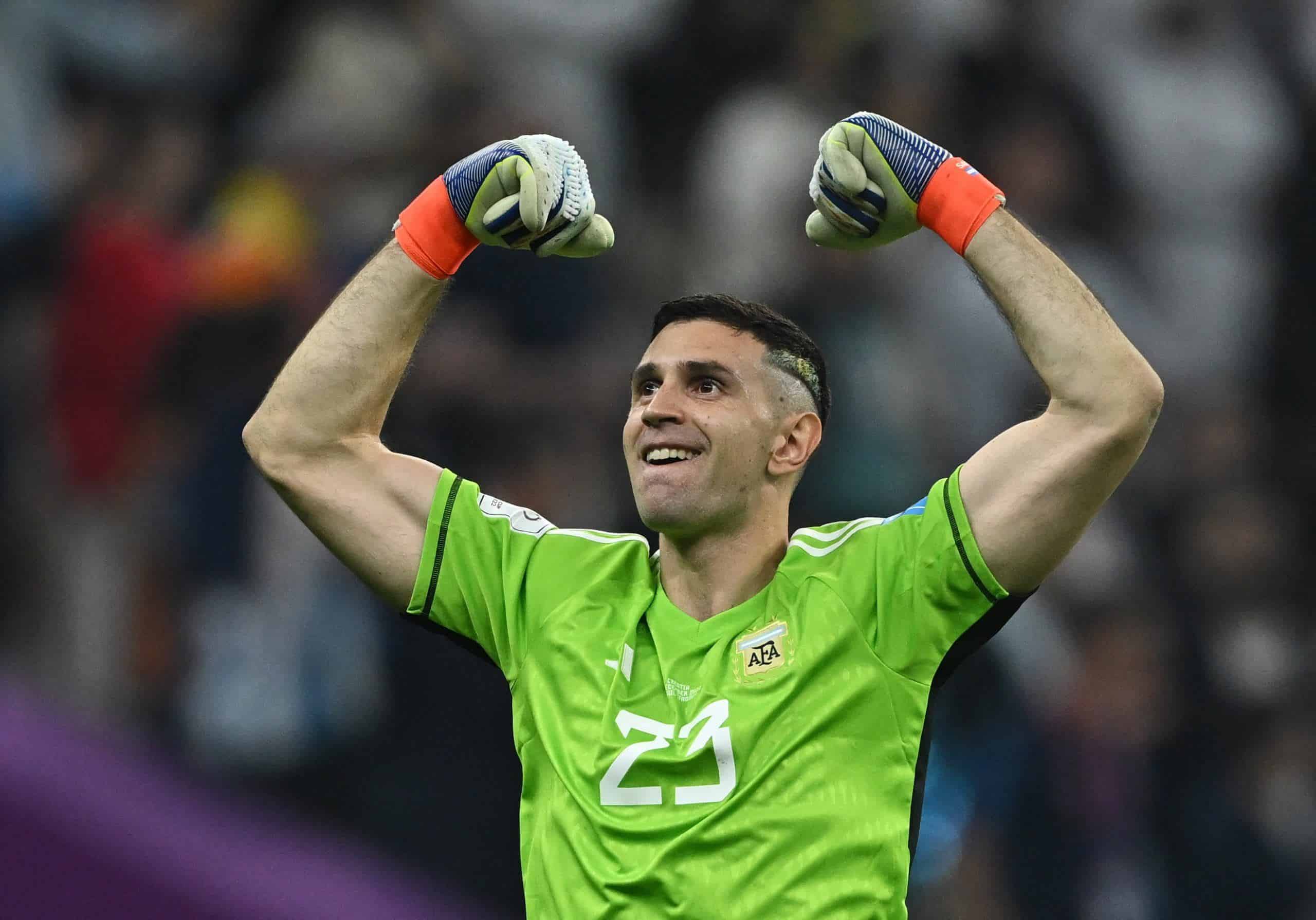 Dibu Martínez extendió su contrato con Aston Villa hasta 2029.