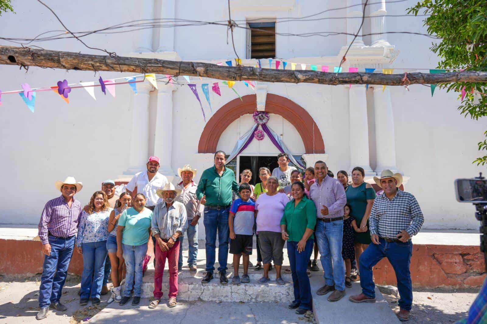 En el Ejido Anhelo, el alcalde Chema Morales Padilla entregó las obras de rehabilitación de la Iglesia del Señor del Amparo.