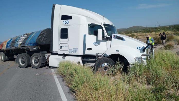 Choque con tráiler deja tres oficiales de la PAR heridos