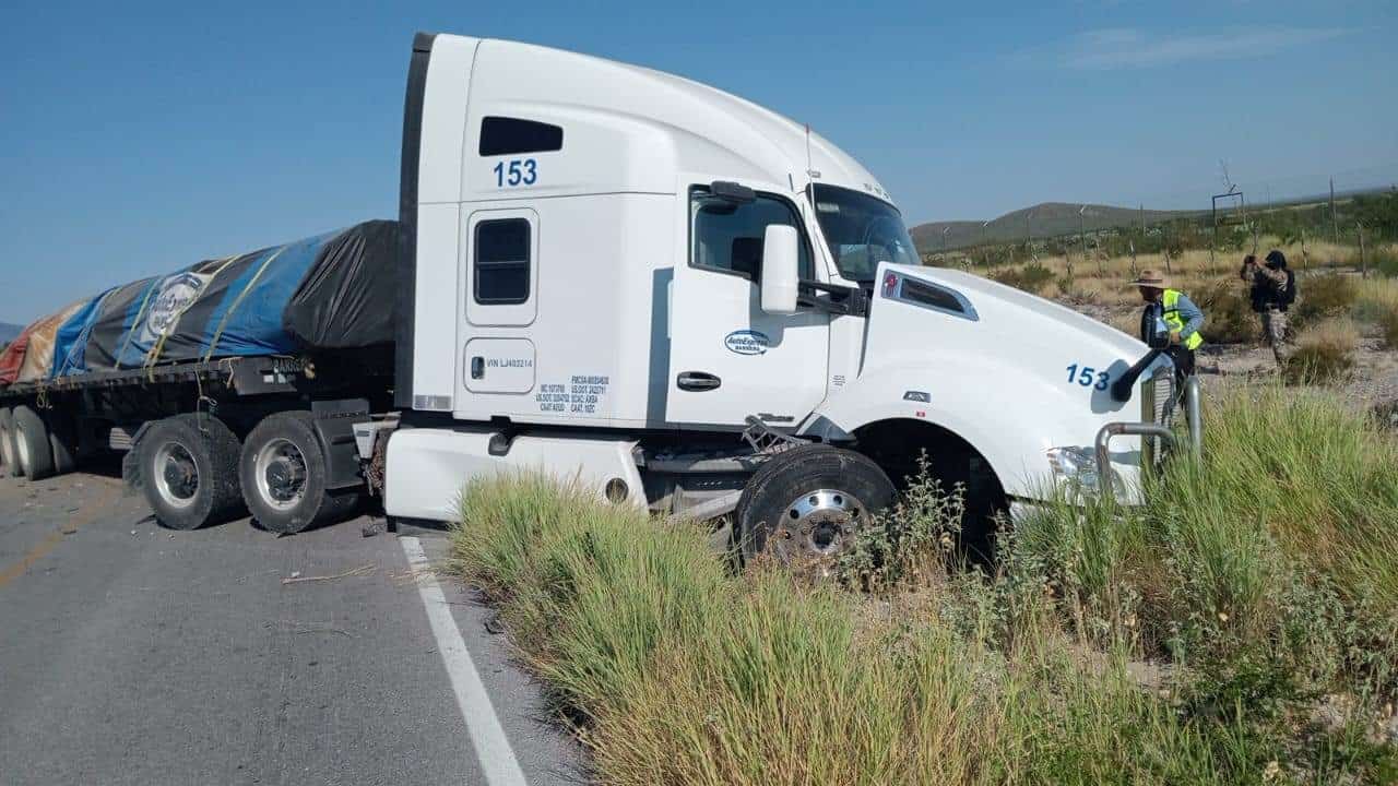 Choque con tráiler deja tres oficiales de la PAR heridos