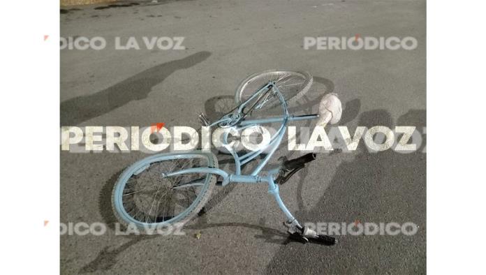 Se llevan de ´corbata´ a ciclista