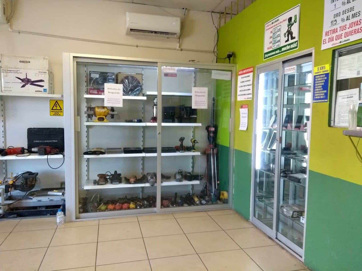Las personas buscan obtener recursos para comprar los artículos en este regreso a clases.
