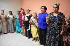 Corona, Hugo Lozano a Reina del Adulto Mayor