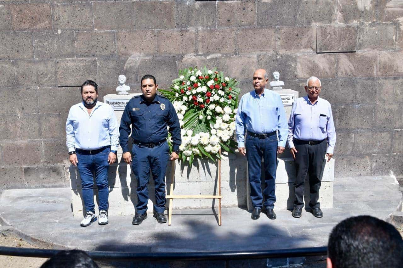 Autoridades municipales colocaron la ofrenda floral en la plaza de los bomberos, en reconocimiento a su incansable labor protegiendo a la comunidad.