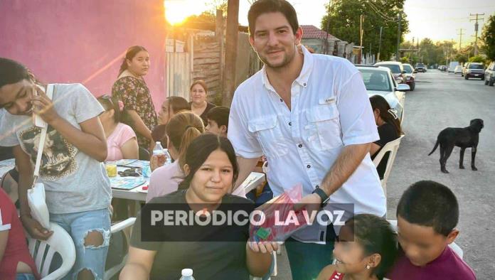 Apoya Manuel Dávila Pader a familias con utiles escolares y mochilas