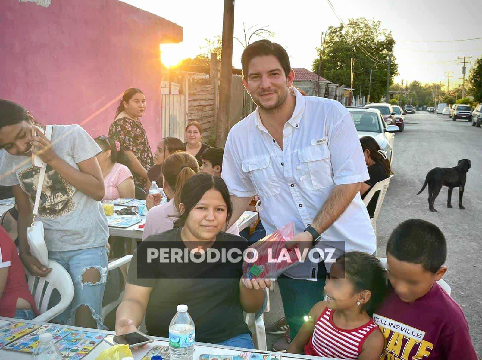 Apoya Manuel Dávila Pader a familias con utiles escolares y mochilas