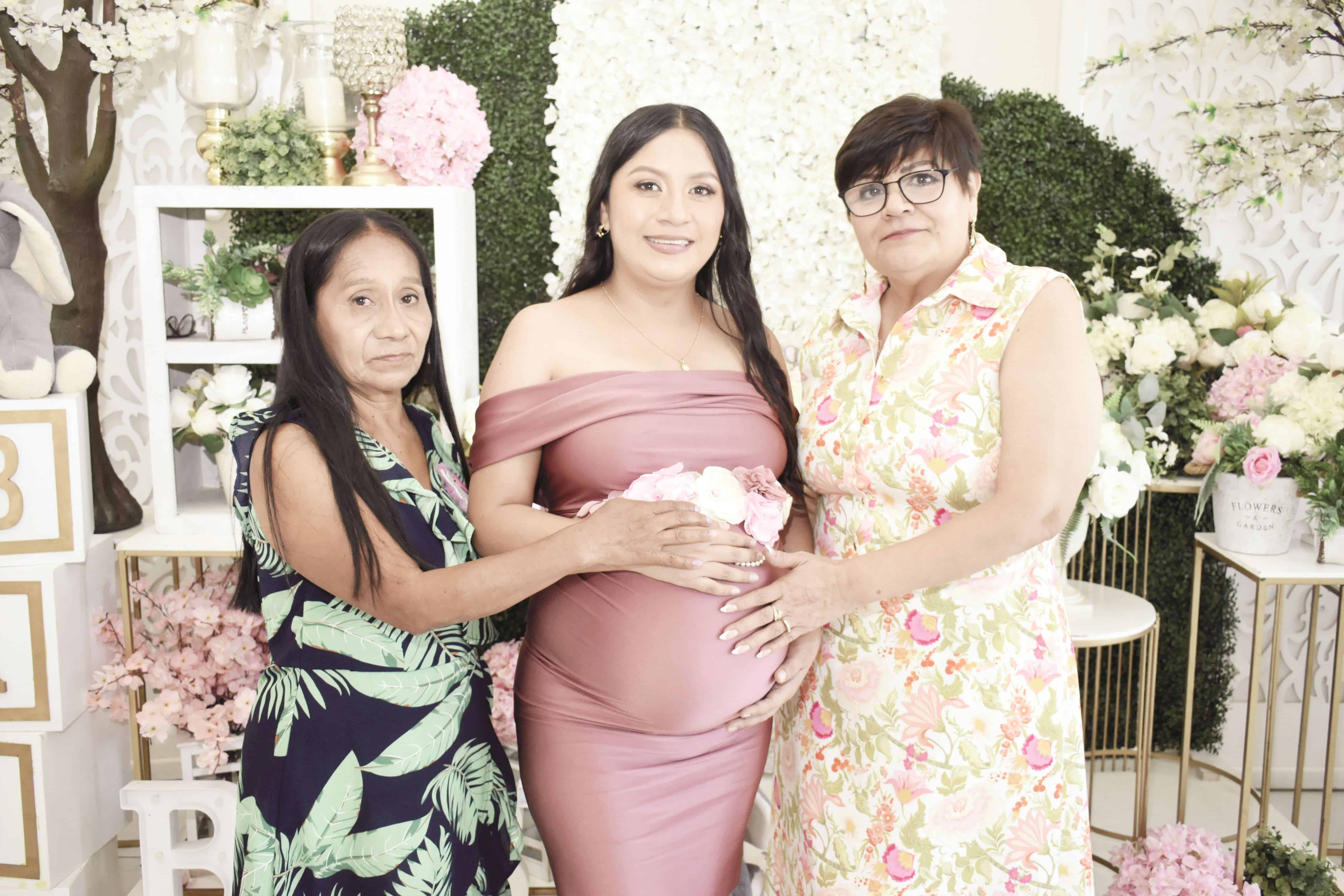 Con su mamá y sus suegra, organizadoras de la fiesta.