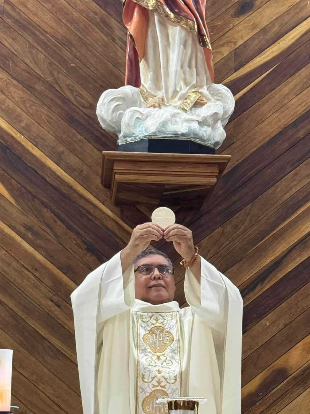 El Padre Eduardo Neri no solo ha servido a la parroquia sino que ha visto por los niños con capacidades diferentes.